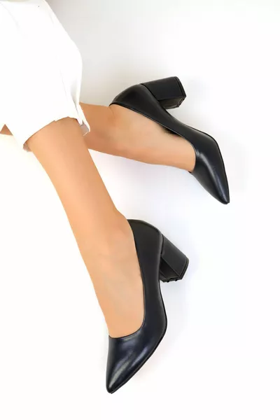 كعب كلاسيكي نسائي أزرق داكن 