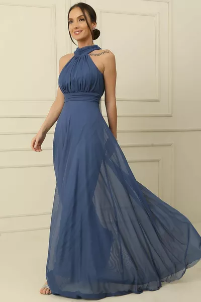 فستان طويل من التول مع بطانة برباط عنق