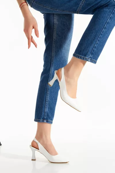 Kadın Beyaz Cilt Sade Topuk Kısmı Açık Ince Klasik Topuklu Abiye Ayakkabı