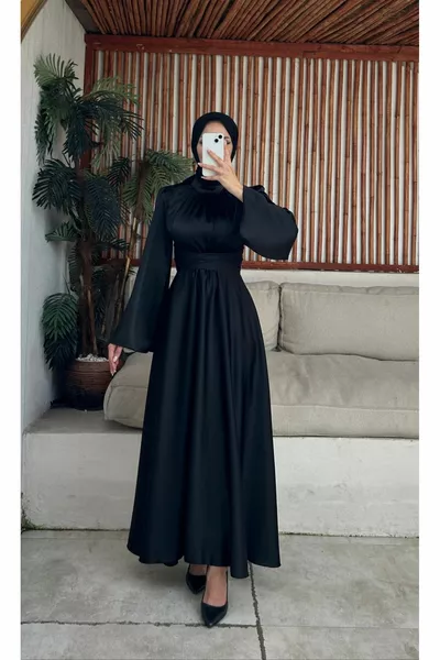 ДЪЛГА ВЕЧЕРНА РОКЛЯ С ХИДЖАБ СЪС САТЕНЕНИ РЪКАВИ С ВОЛАНИ