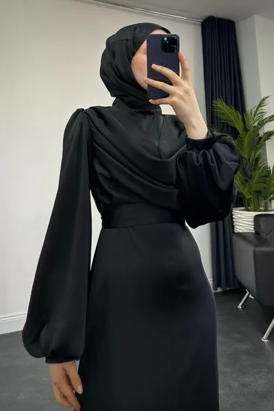 Кехлибарена завеса Детайл Сатенена вечерна рокля Черна