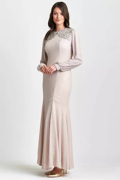 Beige lasergeborduurde avondjurk aan de voorkant