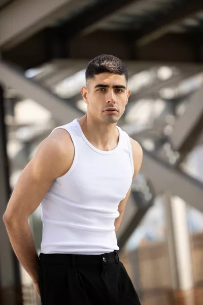 باقة من 3 قمصان رياضية رجالية بلا أكمام برقبة هالتر بكرة ليكرا، ألوانها أسود-أبيض-بيج