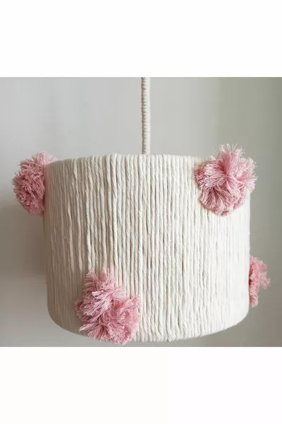 Suspension de chambre d'enfant et de bébé fille avec pompons roses en fil macramé écru