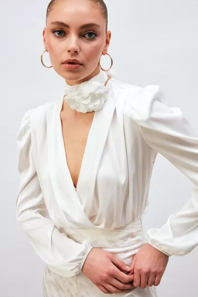 Боди-блузка из сатина с запахом - экрю