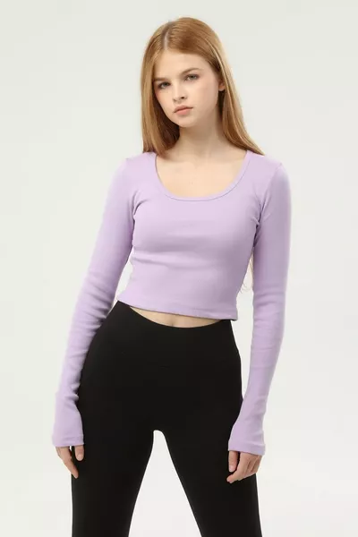 Женская сиреневая вязаная укороченная блузка с длинным рукавом и воротником-лодочкой