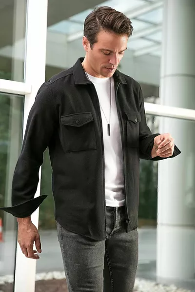 Chemise d’hiver noire à double poche zippée slim fit pour hommes 