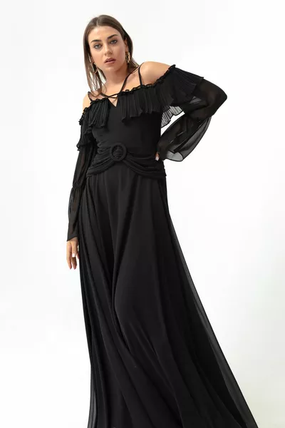 Abito da sera in chiffon a maniche basse con cinturino nero da donna