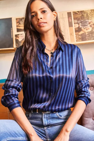 قميص جاكار ساتان فيسكوز منسوج باللون الأزرق الداكن للسيدات 