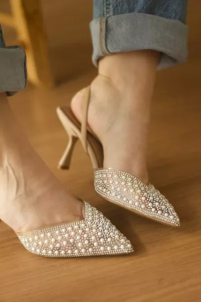 Десять атласных женских туфель на каблуке