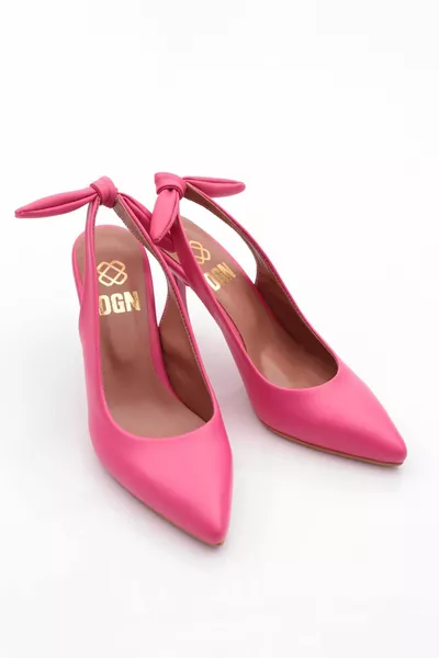 ذ المرأة وأشار اصبع القدم منخفضة قطع الكاحل الكعب