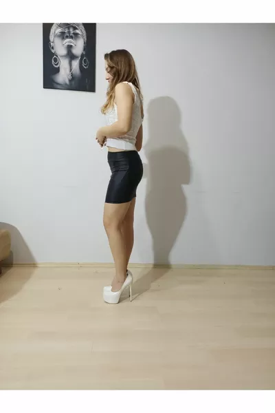 ТЪНКА КОЖЕНА КЪСА ПОЛА