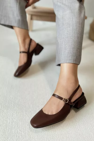 Femme Audrey Brown Cuir Mat Dos Ouvert Bout Carré Casque De Dur Talons Courts Bloc