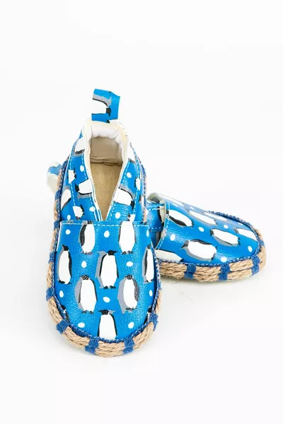 Stivaletti in vimini per bambini con motivo pinguino blu