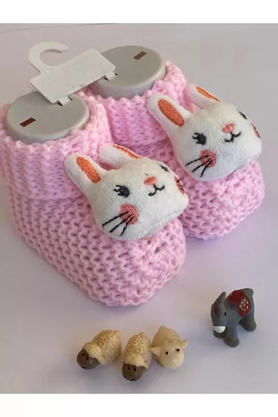 Gebreide slofjes met babyspeelgoed