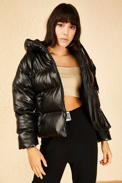 Дамско черно кожено палто с качулка 