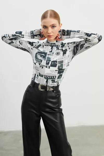 Дамско боди с детайли с пръст с печат на вестник