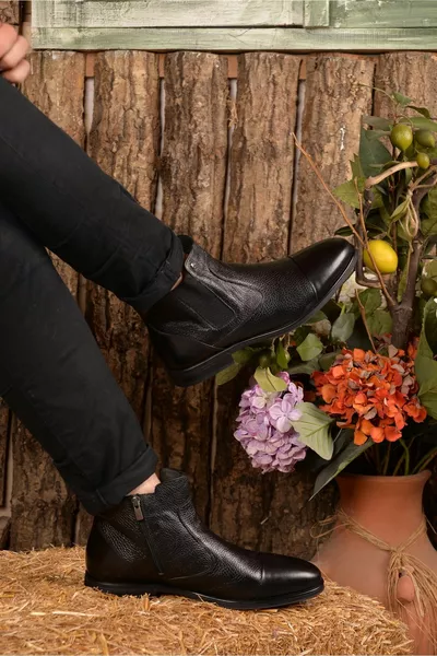 Klassische Stiefel aus schwarzem Leder sind ein Modell, das Langlebigkeit und Eleganz zusammen bietet.