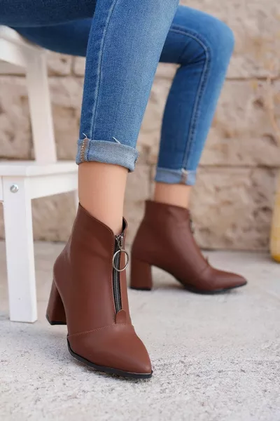 Braune Damenstiefel mit Reißverschluss und Details