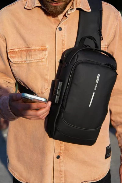 حقيبة كتف سوداء كروس بودي للجنسين ، حقيبة مجانية ، حقيبة خصر مع منفذ كابل USB