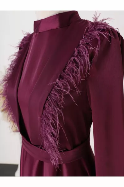 فساتين سهرة ستان مع تفصيل ريش في الأمام