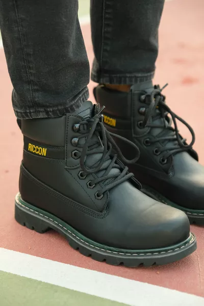 حذاء أسود للجنسين 