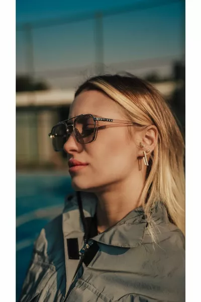 Rechteckige Unisex-Sonnenbrille mit transparentem rosa Rahmen 