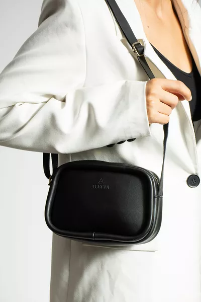 نمط المرأة سروال قصير الكتف وقطري قابل للتعديل حزام سستة كم صغير وحقيبة الكتف