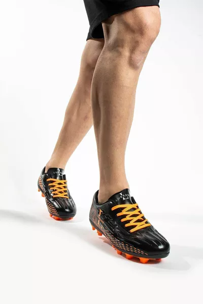 أحذية كرة القدم البرتقالية السوداء Astroturf