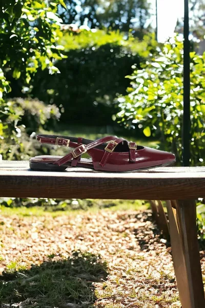 فتح الباليه المرأة الشقق مع حزام مشبك بورجوندي براءات الاختراع والجلود (1 حجم أكبر الجبهة)