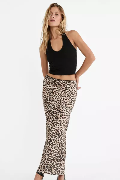 تنورة ستان متوسطة الطول بتفصيل عقدة