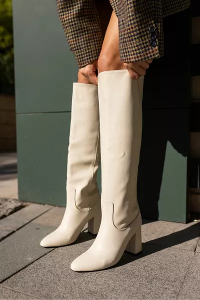 SANDİ KADIN BEJ TOPUKLU ÇİZME