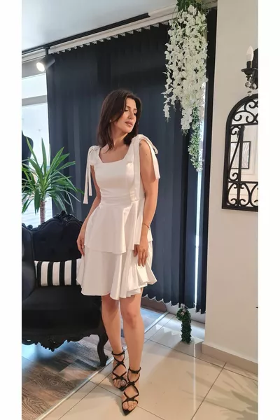 Ecru الأبيض الساتان مربع خط الرقبة، بلا أكمام، الكتف القوس وعد الخطوبة فستان التخرج