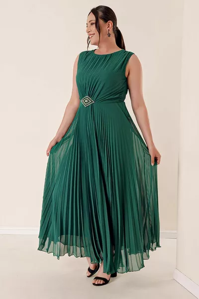Robe longue plissée doublée en mousseline de soie verte avec boucle à la taille