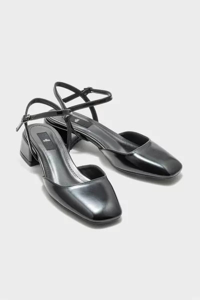 الكعب النسائي الأسود