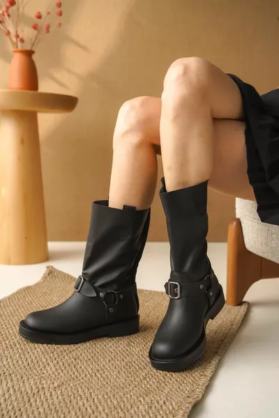 Женские сапоги Esley на плоской подошве с пряжкой - черная кожа