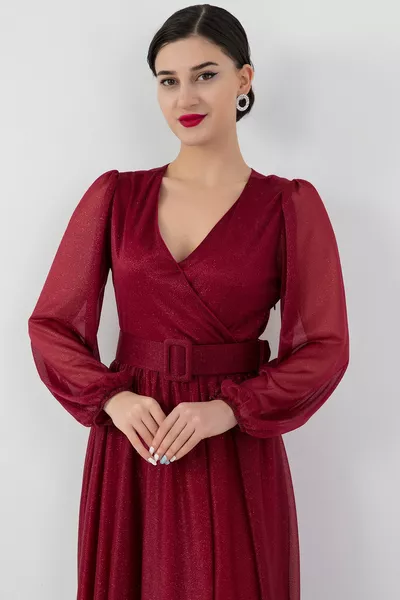 فستان بفتحة رقبة مزدوجة الصدر بأكمام طويلة بحزام لامع 