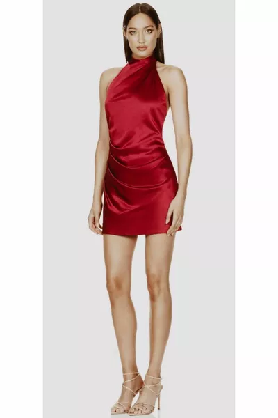 فستان صغير من الساتان برقبة الرسن