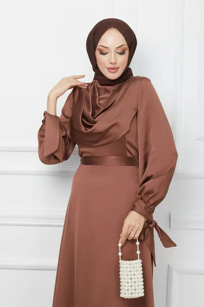 البني الياقة مفصلة الساتان مساء اللباس مع ربطات الأكمام