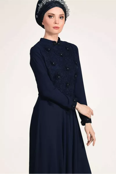 Женское темно-синее кружевное вечернее платье с деталями 