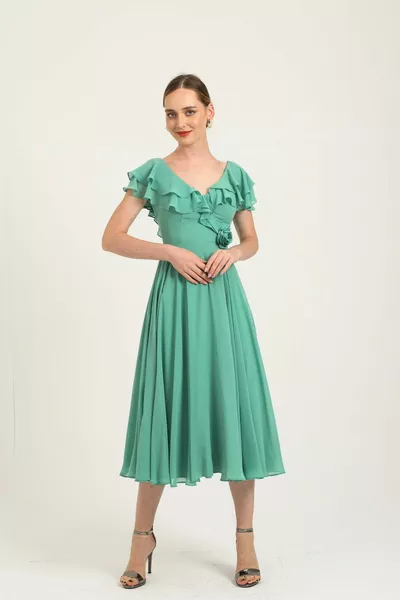 فستان متوسط الطول بفتحة رقبة على شكل حرف V وفتحة رقبة منتفخة وتفصيل زهور على الخصر