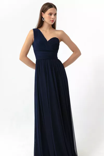 المرأة الأزرق الداكن فستان سهرة طويلة مع شق كتف واحد