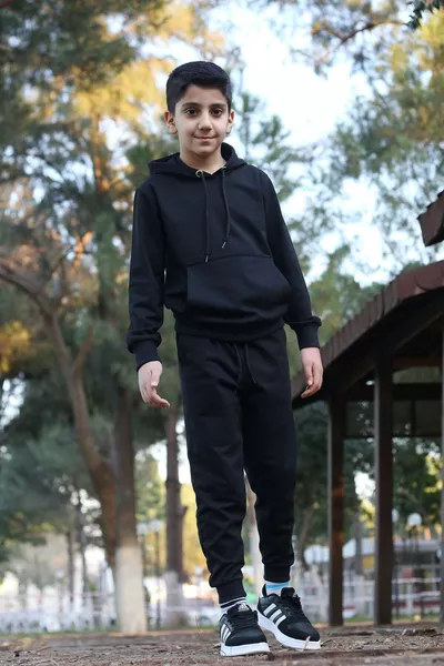 طقم رياضي للأطفال من اللون الواحد للولاد مع قبعة وجيوب كنكرو، وحزام وساقين مطاطيين