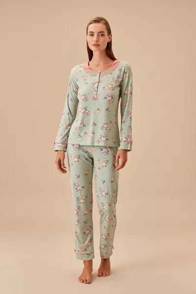 طقم بيجامة للأم الشابة