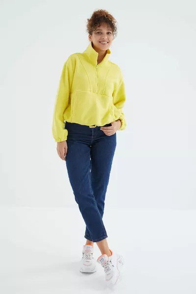 Felpa oversize da donna in pile con spacco laterale arricciato e cerniera a metà, colore limone - 