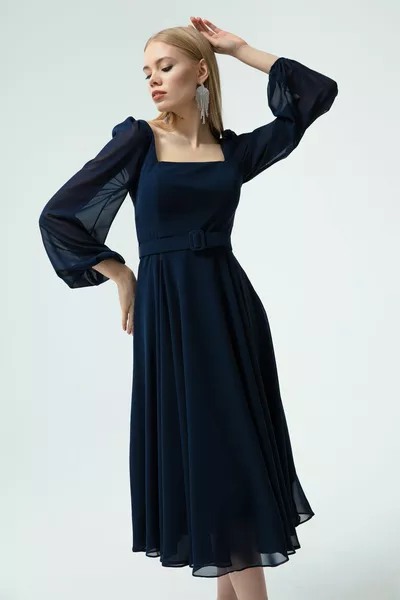 Женское темно-синее платье с квадратным воротником и поясом из шифона миди