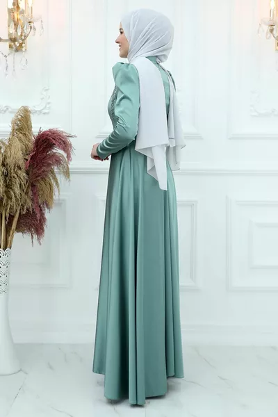 Damen Çağla Grünes Schulter- und Halsstein Berceste Stilvolles Abendkleid aus Satin