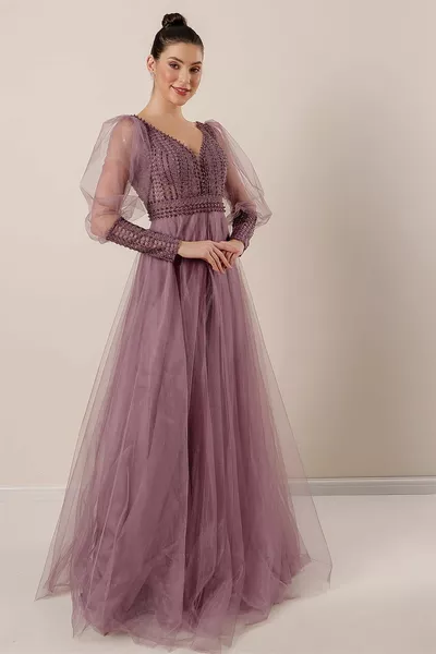 Предна задна с V-образно деколте от гипюрови мъниста детайлна подплатена дълга рокля от тюл люляк