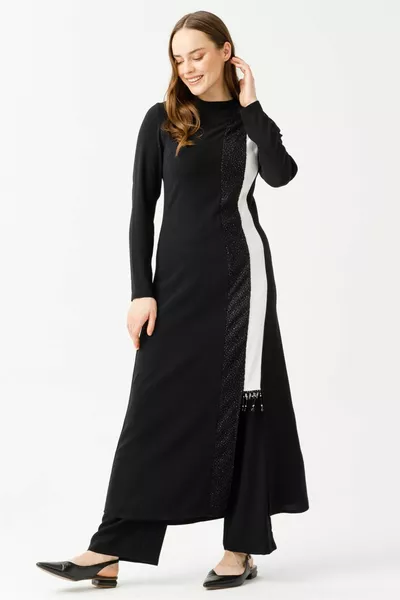 بدلة بنطلون بتفاصيل من الحجر والدانتيل مع فتحات في الأمام، أسود