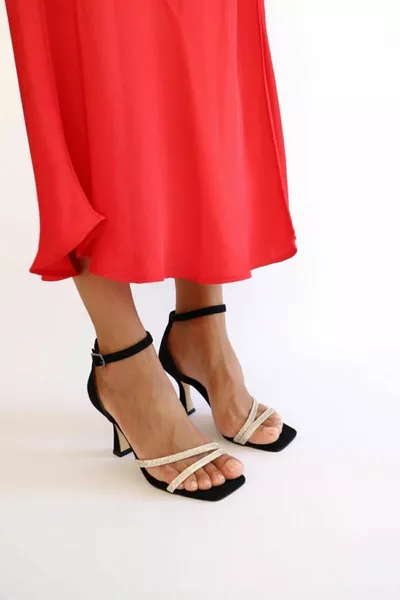 صنادل سوداء من جلد الغزال المتحيز